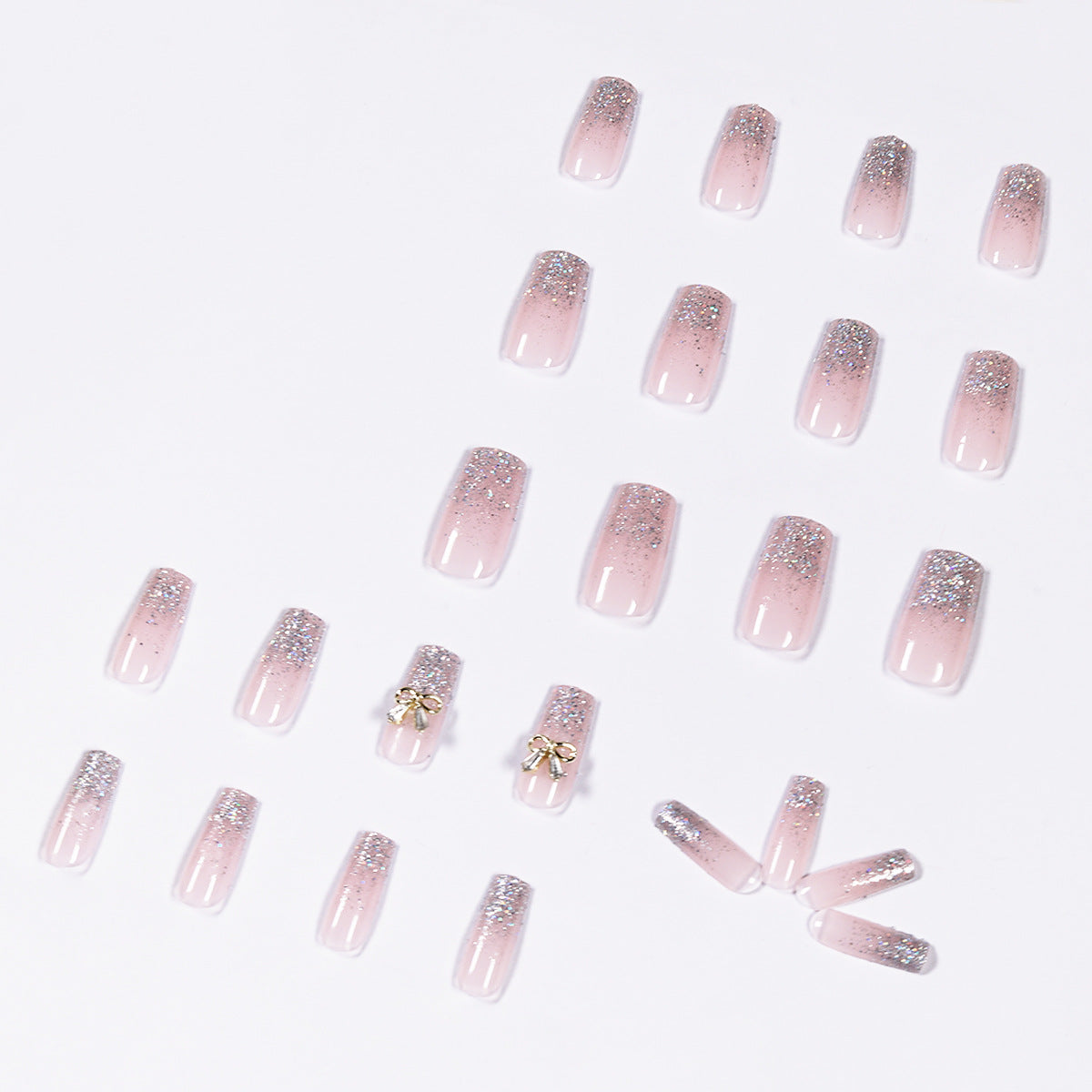 Kunstvolle Nagelverlängerungen mit Glitzer und Verzierung Brehn