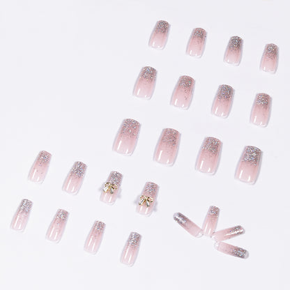 Kunstvolle Nagelverlängerungen mit Glitzer und Verzierung Brehn