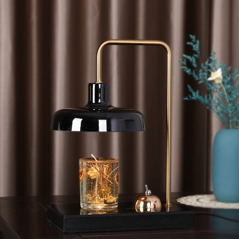 Moderne Tischlampe mit Kerzenhalter