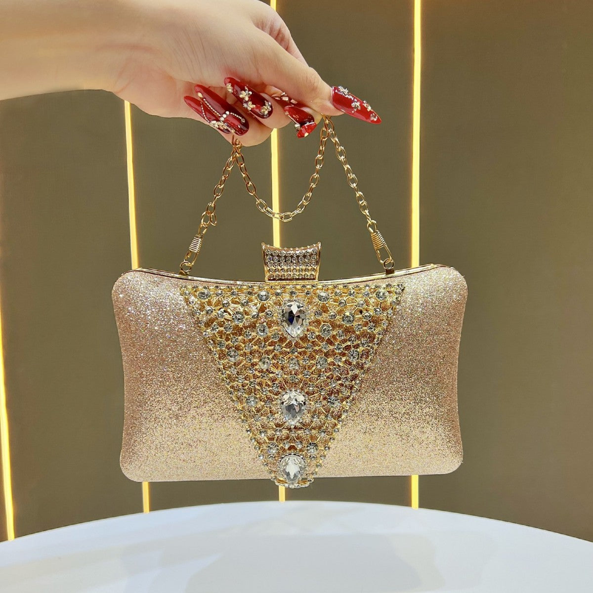 Glamouröse Strass-besetzte Abendtasche