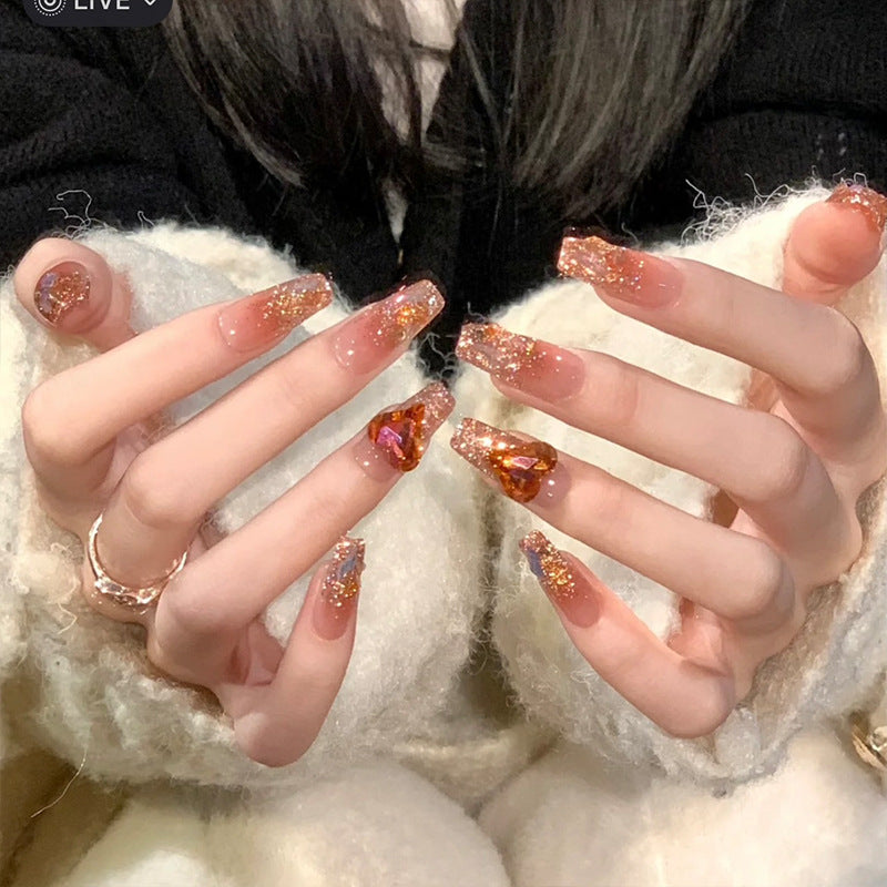 Kunstnagelset mit Glitzer- und Herzakzenten Brehn