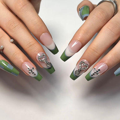 Kunstvolle Nagelverlängerungen mit dekorativem Schmuck-Effekt Brehn