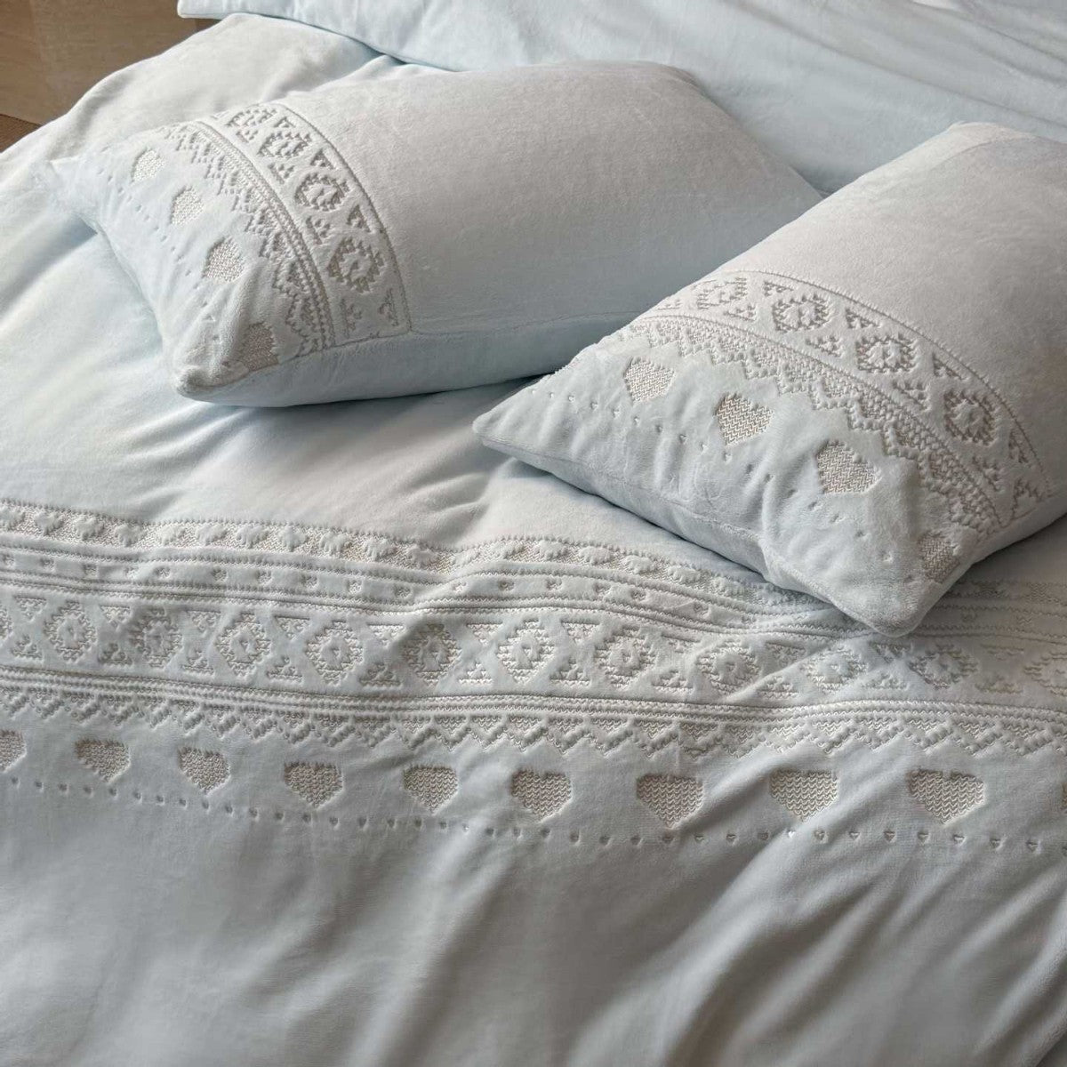 Besticktes Herz-Trim Texturiertes Bettbezug-Set mit Kissenbezügen