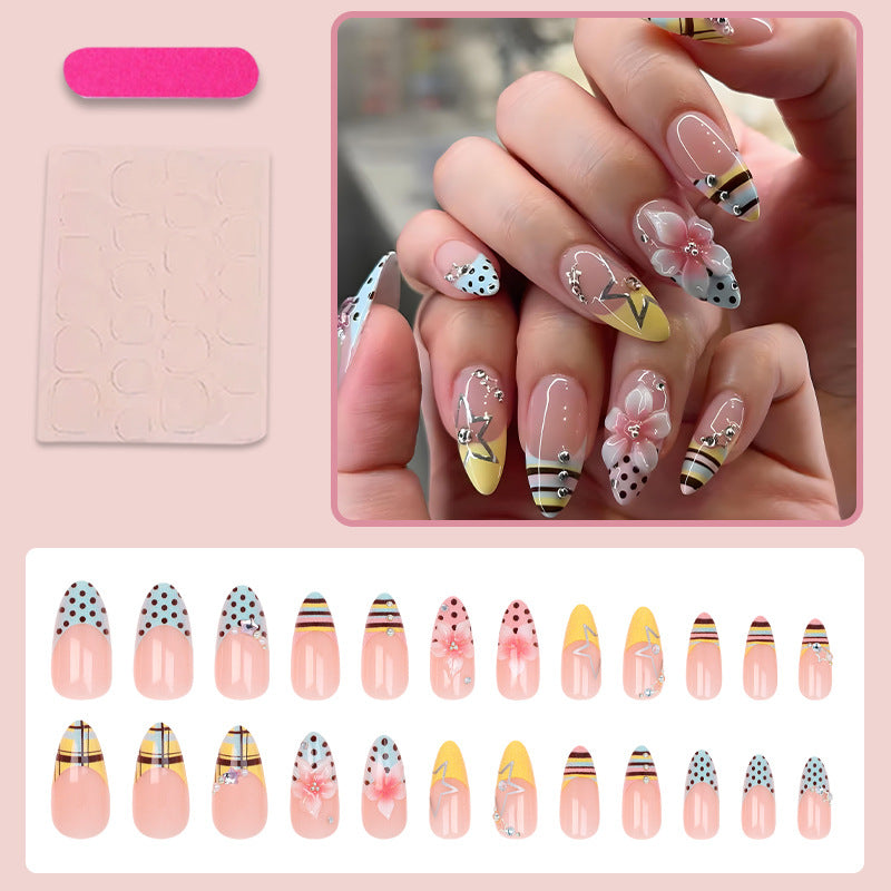 Kreatives Kunstnagelset mit floralen und geometrischen Motiven Brehn