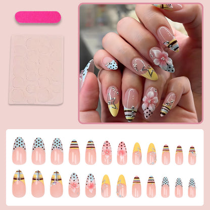 Kreatives Kunstnagelset mit floralen und geometrischen Motiven Brehn