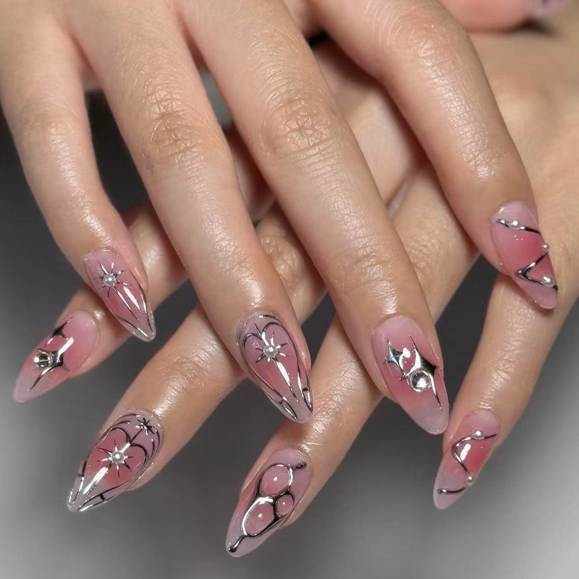 Kunstnagelset mit elegantem 3D-Design und glamourösen Akzenten Brehn