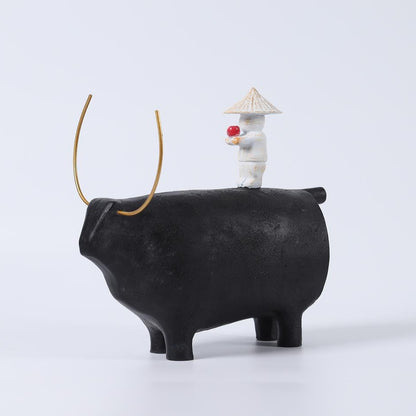 Dekorative Engel Figur auf schwarzer Stier-Skulptur