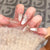 Dekoratives Druck-Nagelset mit floralen Akzenten Brehn
