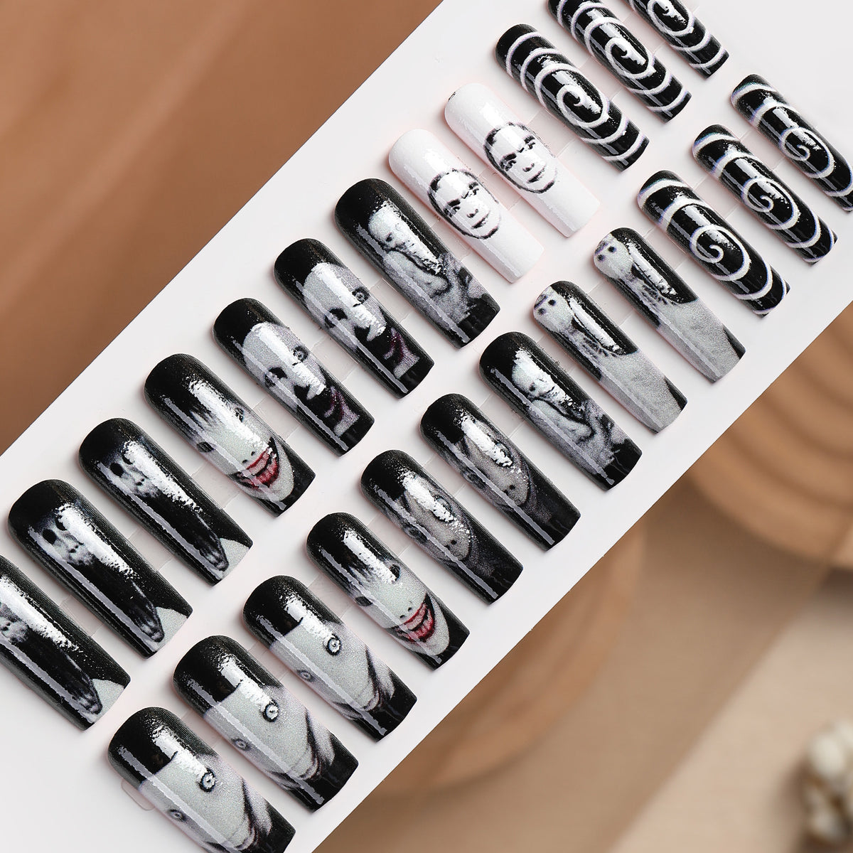 Kreatives Kunstnagelset mit gruseligen Designmotiven Brehn
