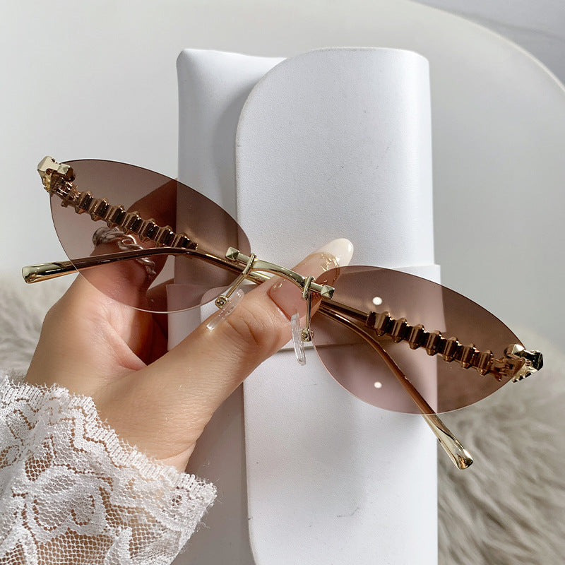 Modische Katzenaugensonnenbrille mit dekorativem Rahmen