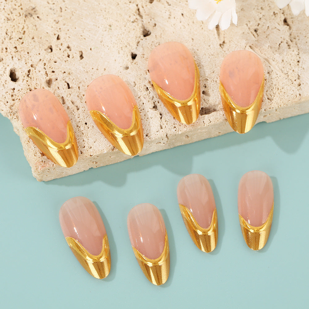 Kunstnägel mit elegantem Goldakzent Brehn