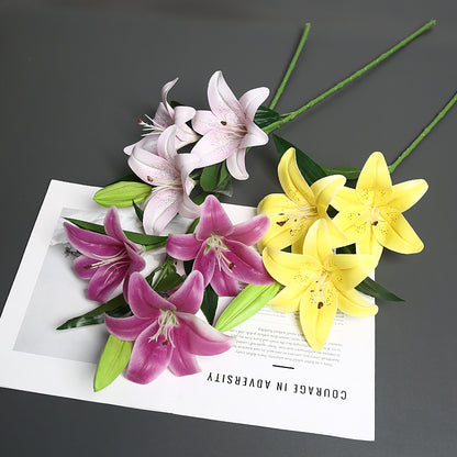 Lebensechter künstlicher Lilienstrauß