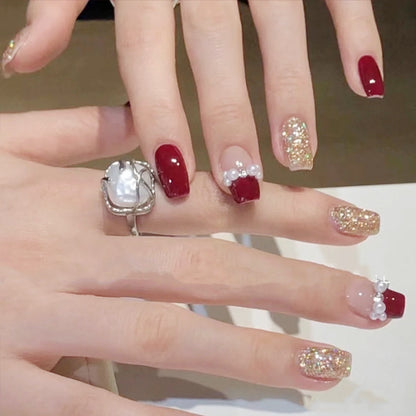 Glamouröse Kunstnägel mit Glitzer- und Perlenverzierungen Brehn