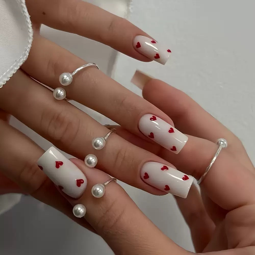 Kunstnagelset mit romantischen Herzmotiv und glänzendem Finish Brehn