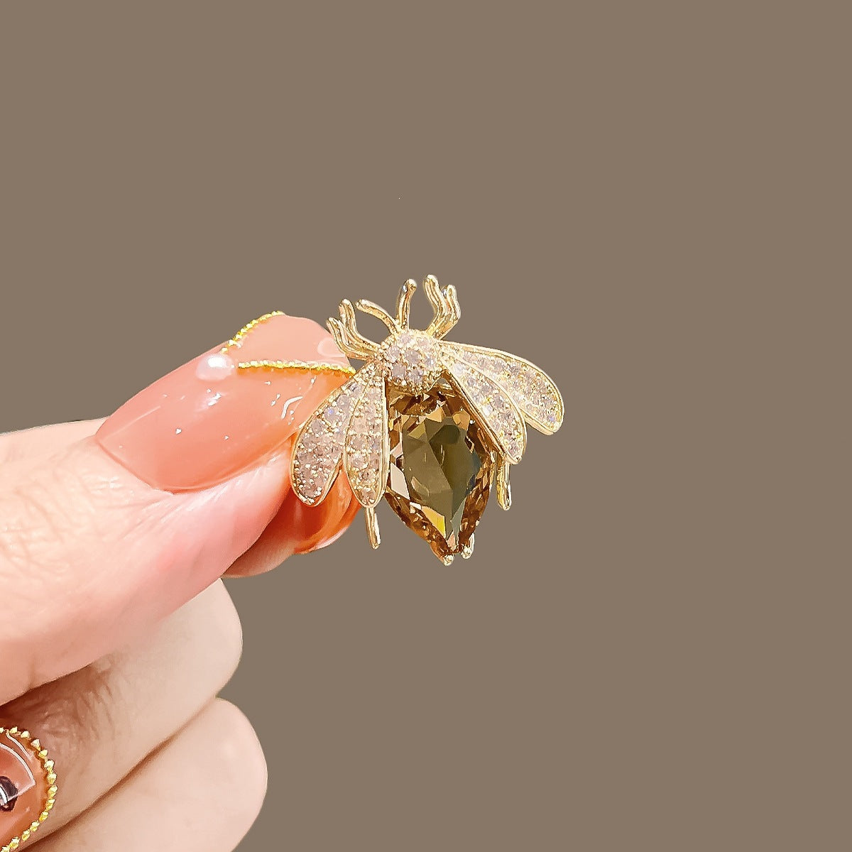 Exklusive Bienenbrosche mit Kristallen Brehn
