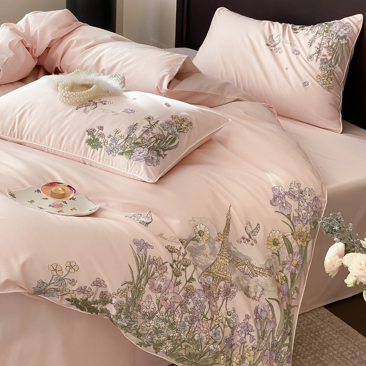 Seiden-ähnliches Satingesticktes Pariser Blumendeckenbezug-Set mit Paspel-Kissenbezügen