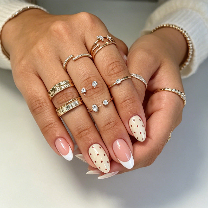 Künstliche Fingernägel mit eleganten Punkten und glamourösen Akzenten Brehn