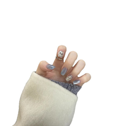 Dekoratives Press-On Nail Art Set mit glamourösen Edelsteinakzenten