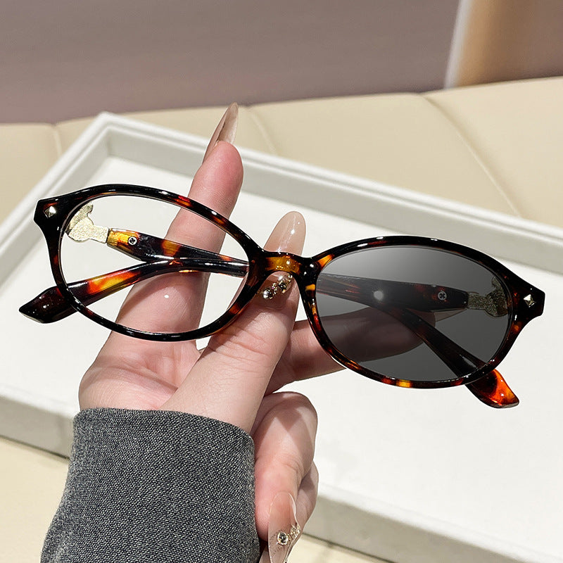 Damen modische optische Brille im eleganten Ova-Design mit goldenen Akzenten Brehn