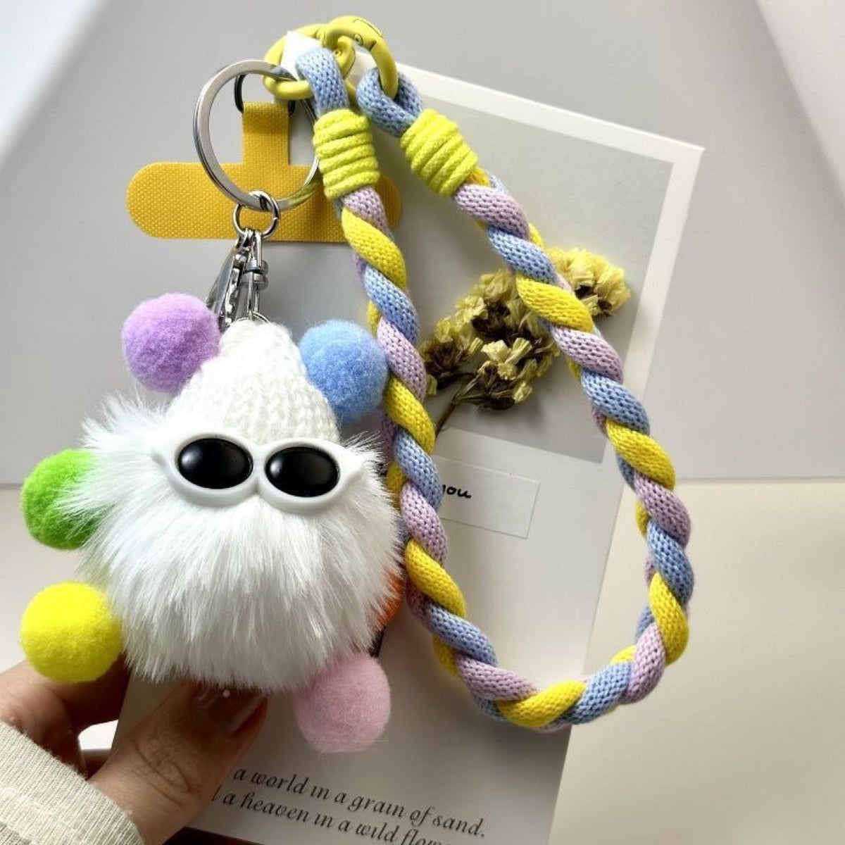Niedlicher Plüschkreatur Schlüsselanhänger mit buntem geflochtenem Lanyard Brehn