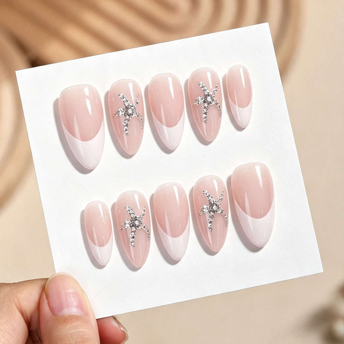 Kunstnagelset mit zarten Perlglanz- und Glitzerakzenten Brehn