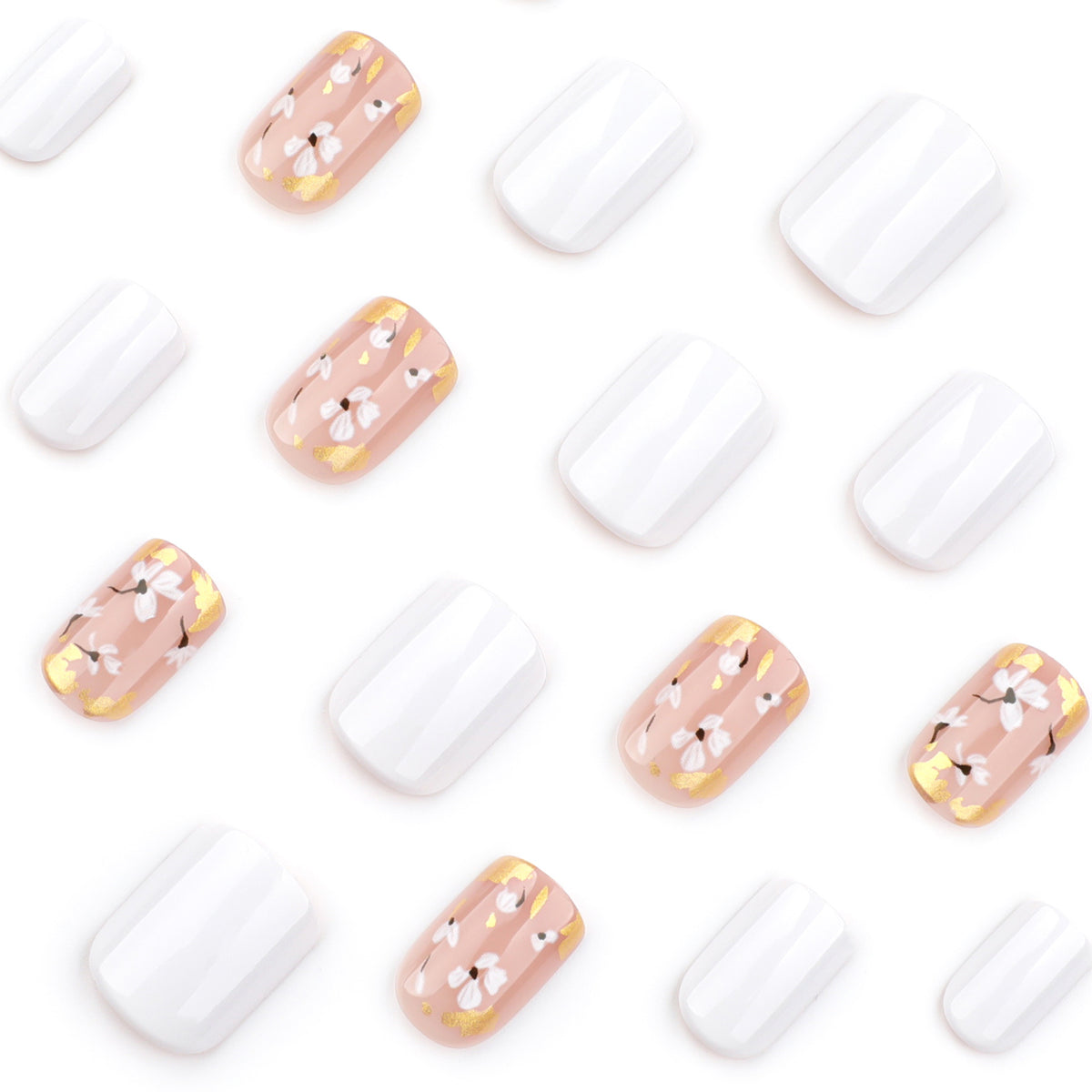 Künstliche Nagelkunst mit zarten Blüten und Glitzerakzenten Brehn