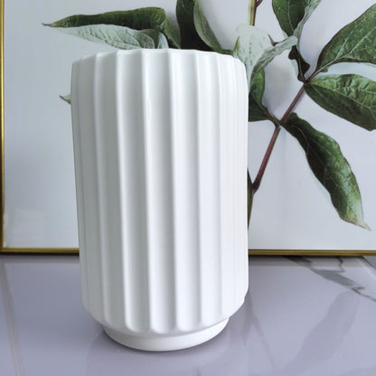 Dekorative vertikale gerippte Vase Brehn