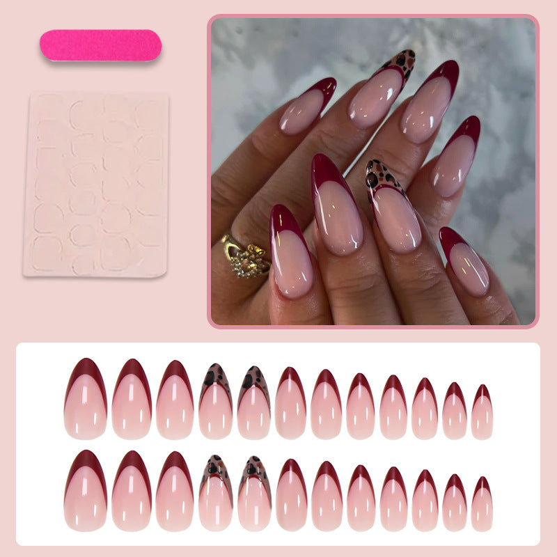 Kunstnagelset mit elegantem French-Tip und modernen Mustern Brehn