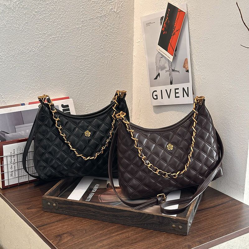 Gepolsterte Schultertasche mit Kettenakzent