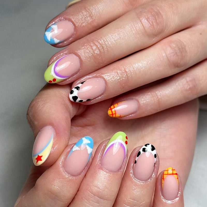 Kunstnagelset mit individuellen Designs und verschiedenen Farbakzenten Brehn