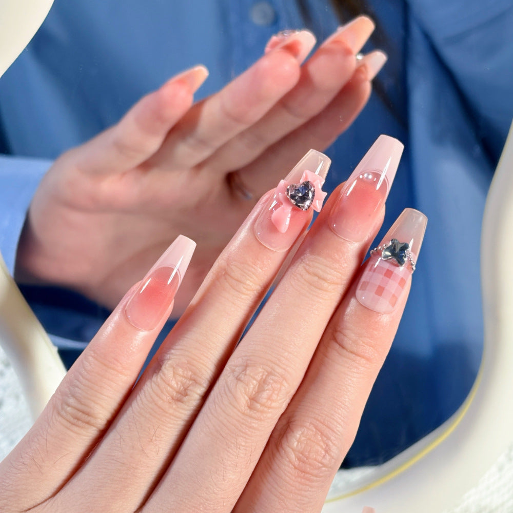 Künstlerische Press-On Nägel mit floralen und Juwelen-Akzenten Brehn