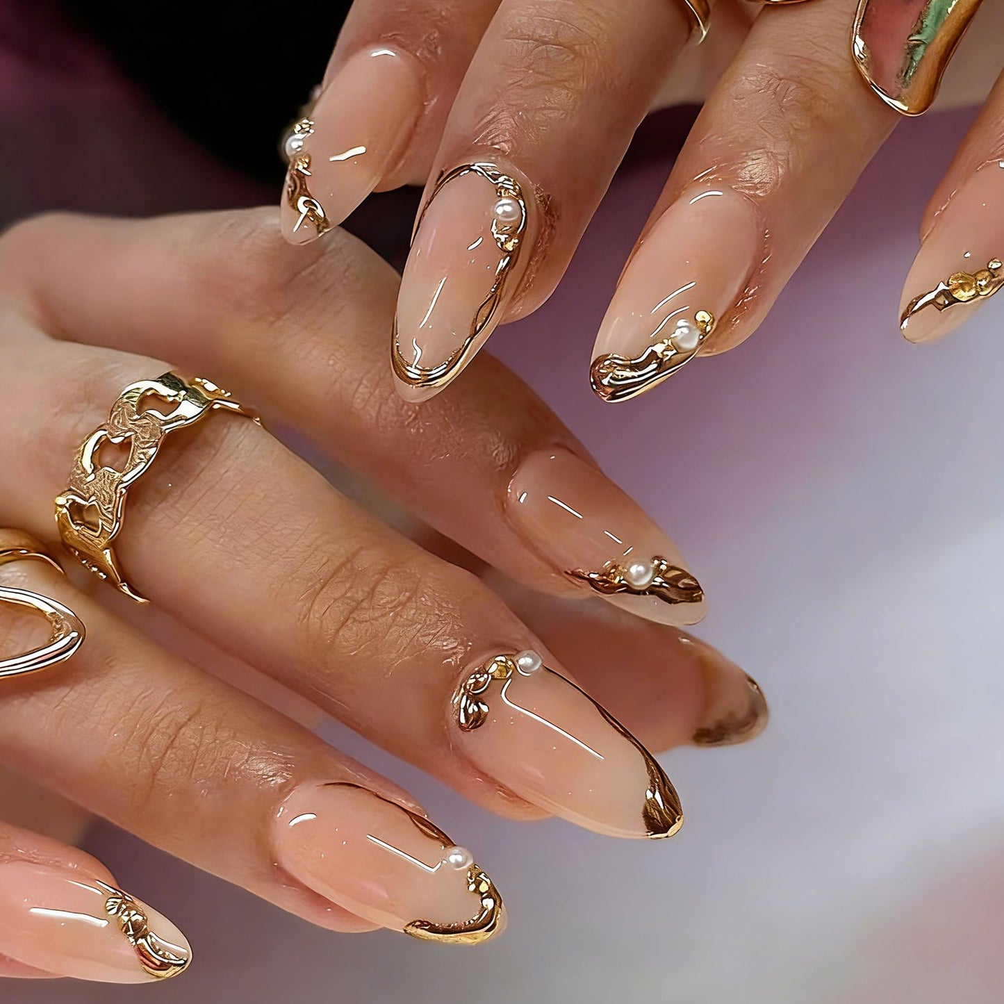 Elegante Kunstnägel mit goldenen Akzenten Brehn