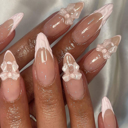 Kunstvolle Nagelverlängerungen mit transparenten Schleifenakzenten Brehn