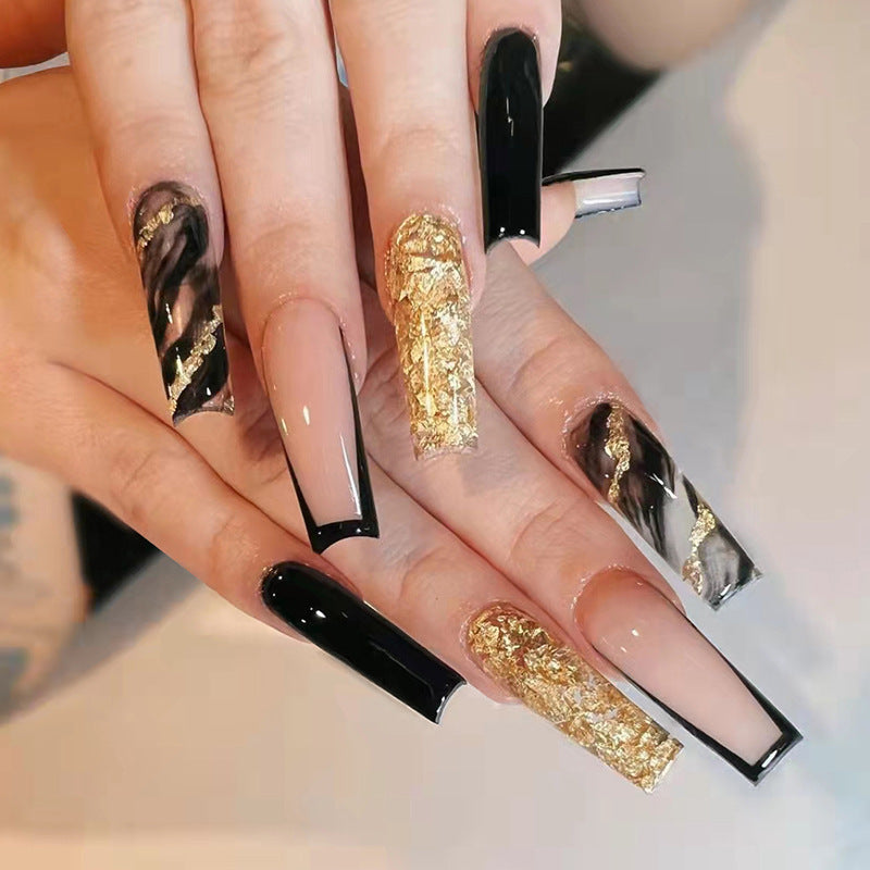 Kunstnagelset mit luxuriösen goldenen Akzenten und eleganten Designs Brehn