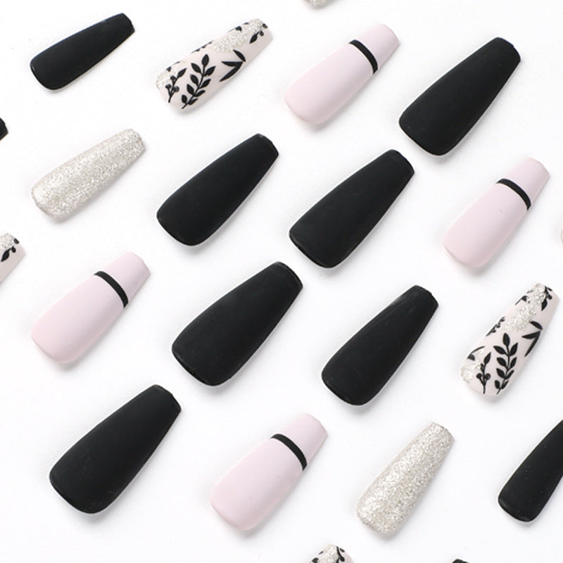 Kunstvolle Nagelverlängerungen mit eleganter Dekoration Brehn