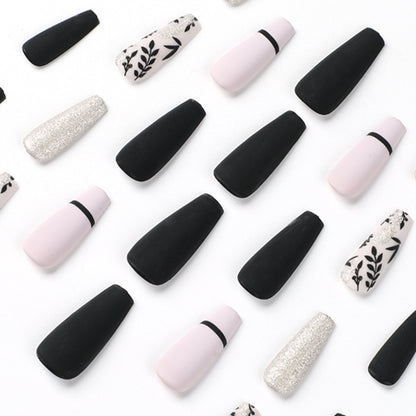 Kunstvolle Nagelverlängerungen mit eleganter Dekoration Brehn