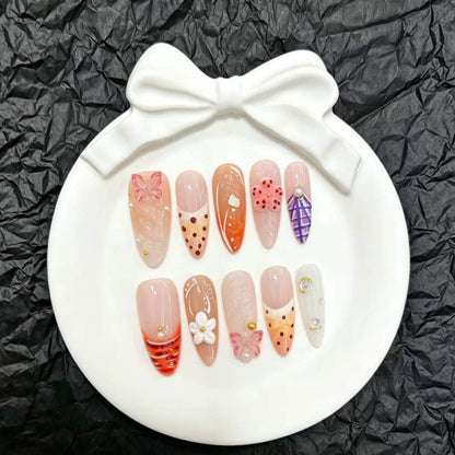 Künstlerisches Press-On-Nagelset mit floralen und dekorativen Akzenten