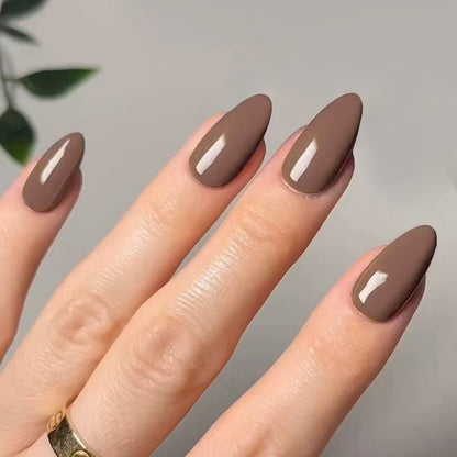 Kunstvolle Stiletto-Nägel mit elegantem Hochglanz-Finish Brehn