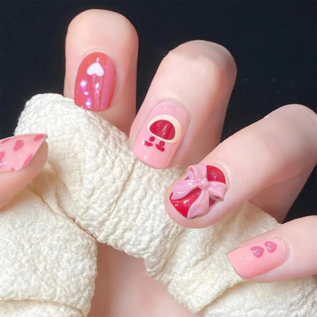 Kunstvolle Nagelverlängerungen mit elegantem Blattmuster Brehn