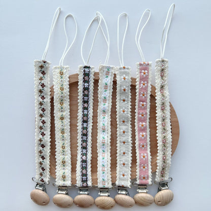 Natürlicher Holzperlen-Schnullerclip mit besticktem Baumwollspitzenriemen