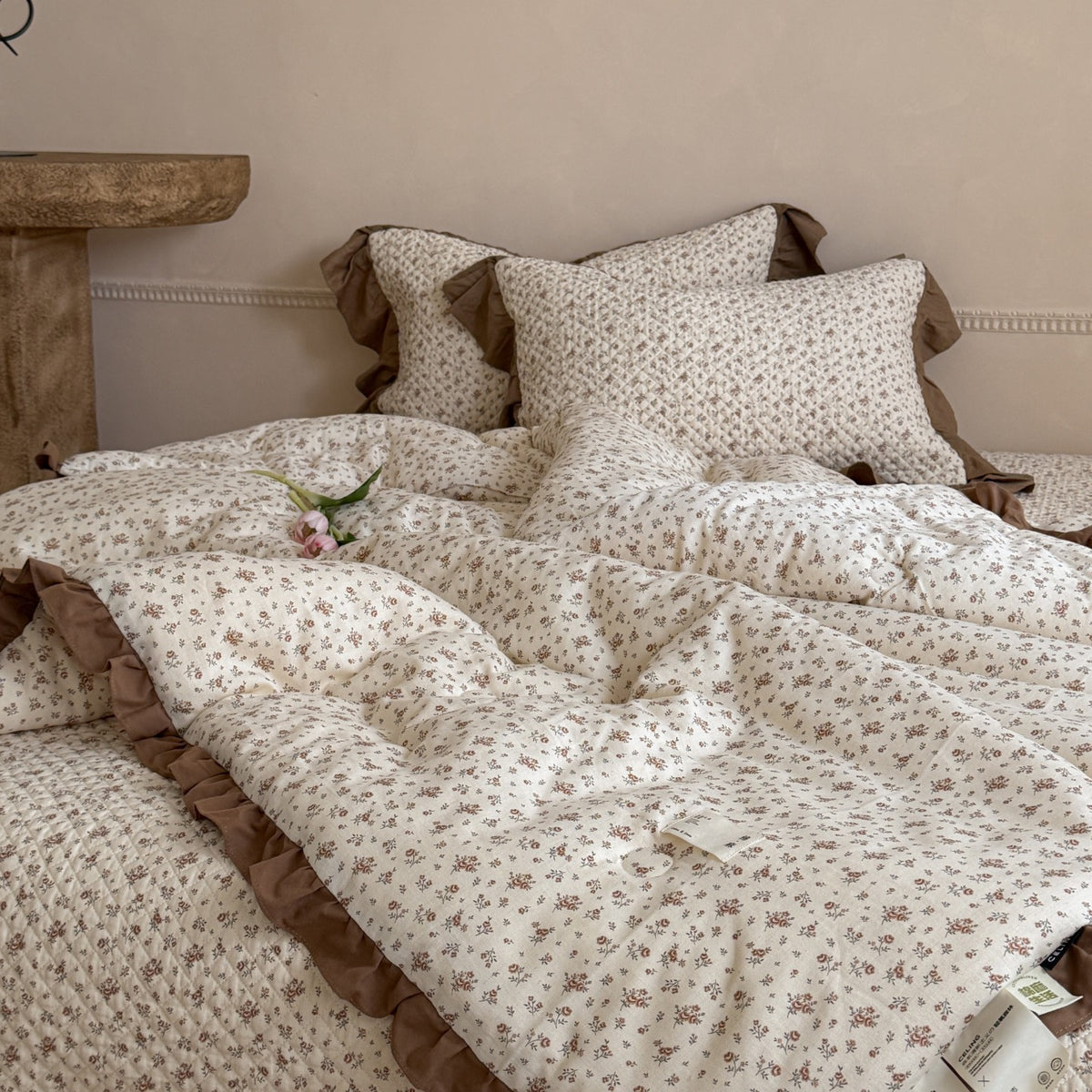Wendbare gesteppt florale Bettwäsche Set mit Rüschensaum Kissenbezügen