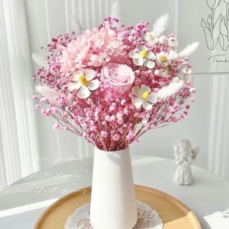 Trockenblumenarrangement in eleganter Vase