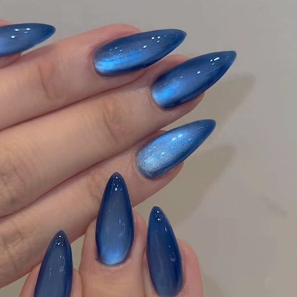 Glänzende Stiletto-Nageltipps