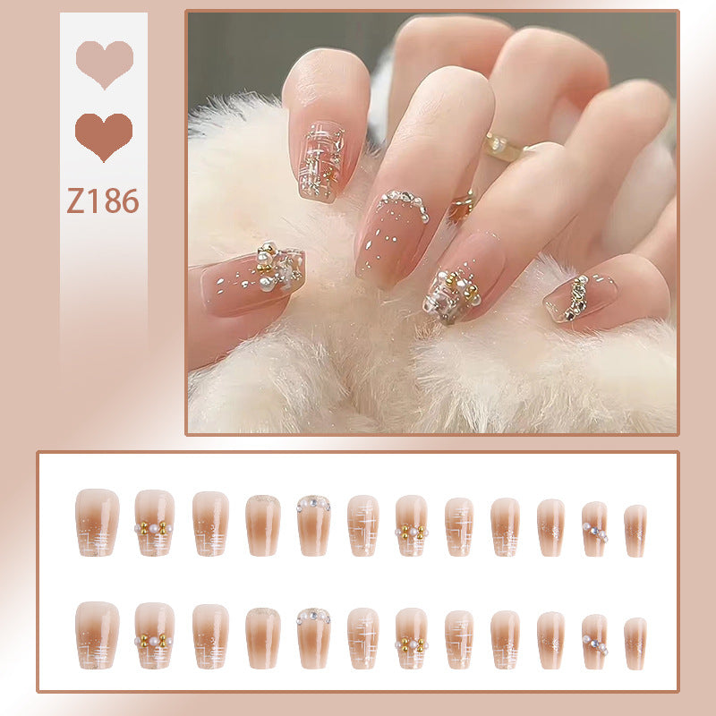 Kunstnagelset mit eleganten Glitzerverzierungen und schimmernden Akzenten Brehn