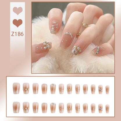 Kunstnagelset mit eleganten Glitzerverzierungen und schimmernden Akzenten Brehn