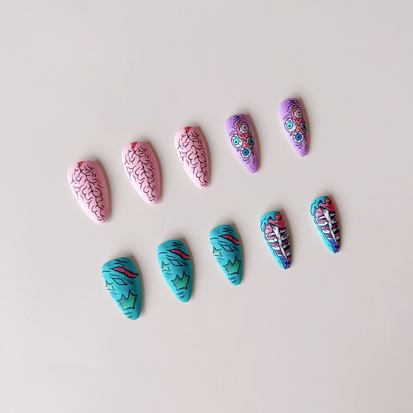 Kreatives Kunstnagelset mit farbenfrohen 3D-Motiven Brehn
