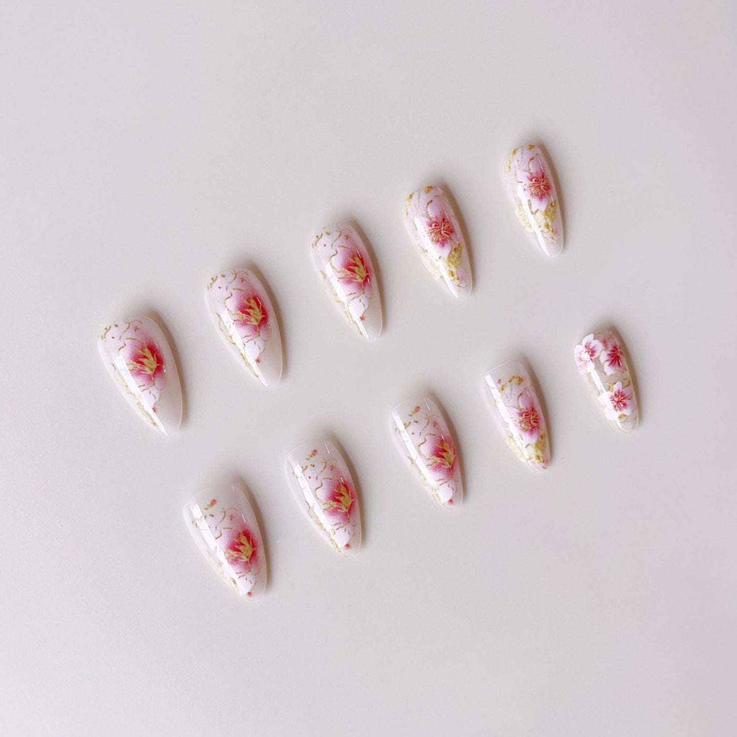 Kunstnägel mit floralen Akzenten und goldenen Details Brehn