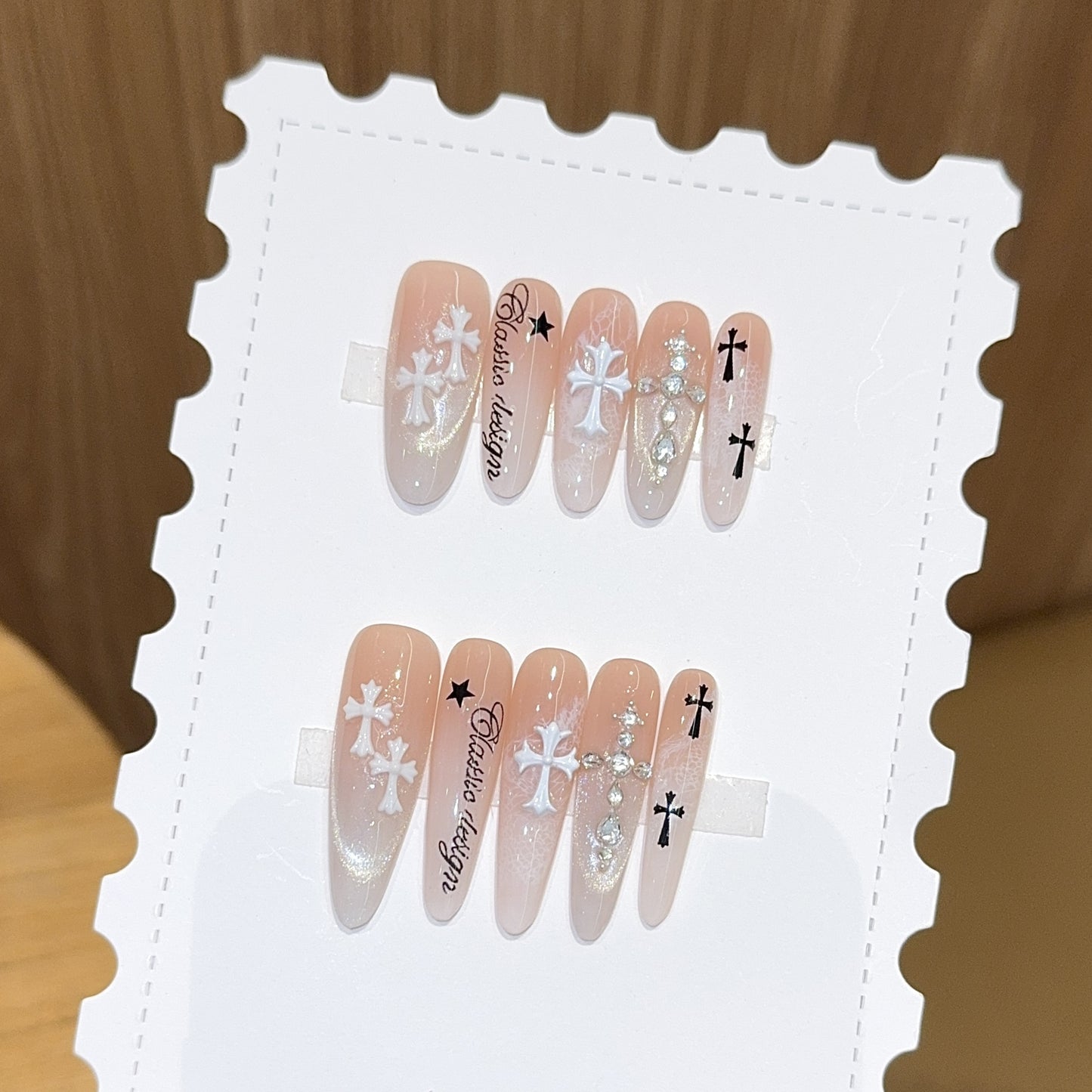 Kunstnagelspitzen mit Kreuz- und Glitzermotiven Brehn