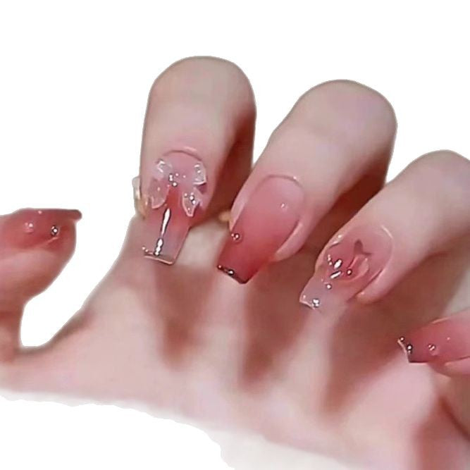 Elegantes Nageldesign mit Perlenverzierung Brehn