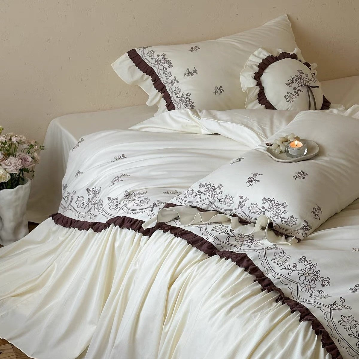 Bestickte Blumen-Satin-Bettwäsche mit Rüschensaum und dekorativen Kissenbezügen